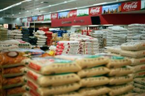 Governo subsidia arroz importado: "pacote de 5 kg não passará de R$ 20"