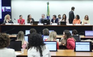 Debate sobre a ampliação do cashback tributário na Câmara.