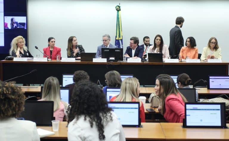 Debate sobre a ampliação do cashback tributário na Câmara.