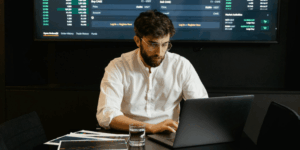 Com a Selic a 10,50%, onde investir? (Foto: Tima Miroshnichenko/Pexels)