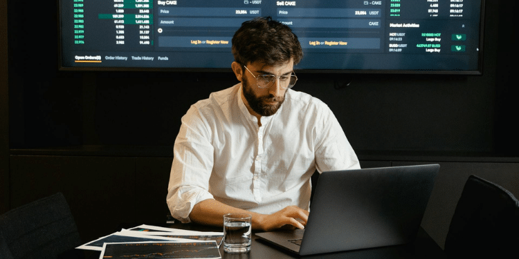 Com a Selic a 10,50%, onde investir? (Foto: Tima Miroshnichenko/Pexels)