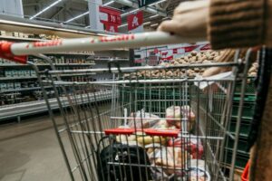Como mudanças climáticas e câmbio moldam a inflação alimentar