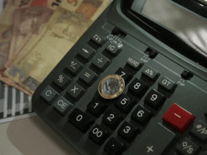 Dinheiro - Moeda - Finanças - Economia - Contas públicas - Contas externas - XP Investimentos - indicador de incerteza da economia