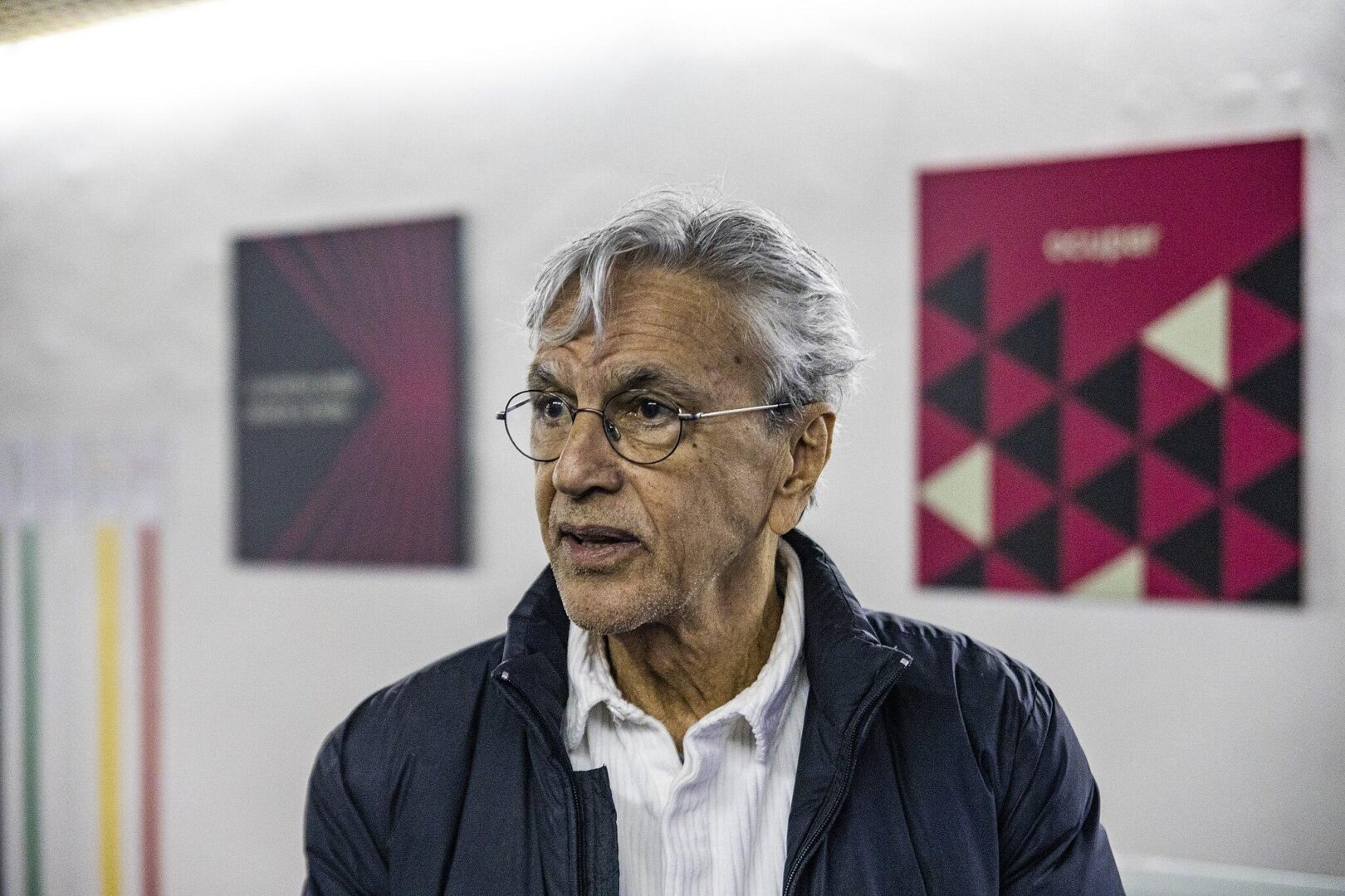 Entenda decisão da justiça que favoreceu Osklen e negou indenização a Caetano Veloso. (Foto: Fora do Eixo/Wikimedia Commons)