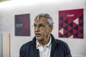 Entenda decisão da justiça que favoreceu Osklen e negou indenização a Caetano Veloso. (Foto: Fora do Eixo/Wikimedia Commons)