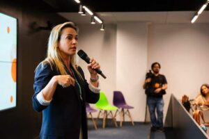 Isabella de Roldão comparece ao evento de lançamento. (Foto: Reprodução/Instagram)