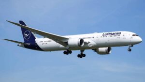 Lufthansa impõe taxa ambiental para superar custos de adequação ecológica. (Foto: MarcelX42/Wikimedia Commons)