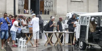 PL prevê multa a quem doar alimentos a pessoas em situação de rua