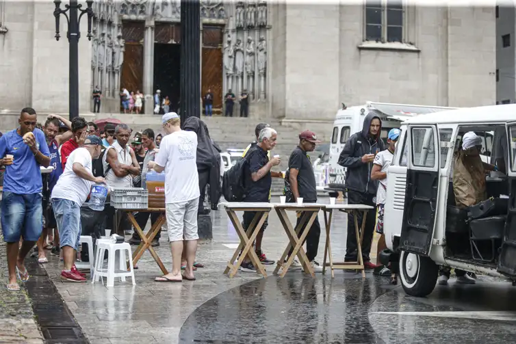 PL prevê multa a quem doar alimentos a pessoas em situação de rua