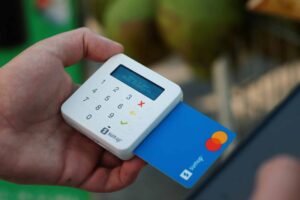 Taxa de juros do rotativo diminui para 422,5% em último relatório do BC