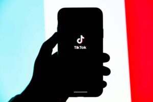 TikTok é suspeita de ter poucas barreiras contra desinformação eleitoral. (Foto: Solen Feyissa/Unsplash)
