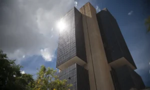 Selic fixada em 10,50% para 2024, aponta Boletim Focus