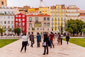 Portugal alivia para que turistas brasileiros peçam residência