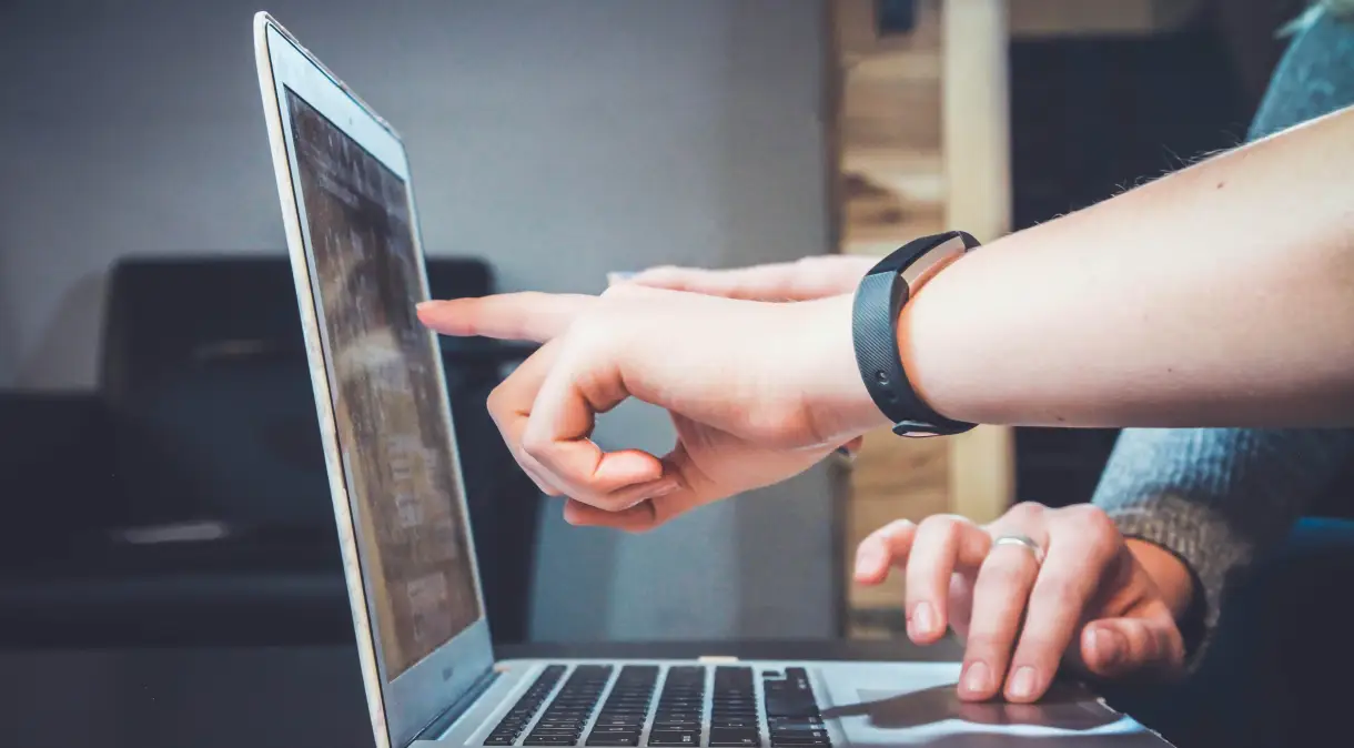 Atuação do Sleeping Giants evita investimento milionário em fake news. (Foto: John Schnobrich/Unsplash)