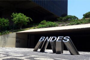 BNDES coloca aviões da Embraer como condição de financiamento. (Foto: Miguel Ângelo/Flickr)