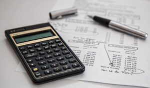 Captação de fundos; desempenho de investimentos.