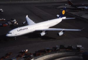 Companhia aérea Lufthansa em crise. (Foto: René Francillon/Wikimedia Commons)