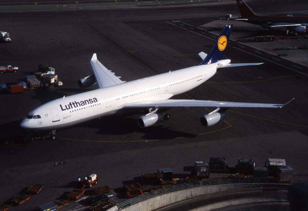 Companhia aérea Lufthansa em crise. (Foto: René Francillon/Wikimedia Commons)