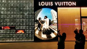 Queda nas ações do setor de luxo; mercado de luxo em 2024; economia chinesa e setor de luxo.