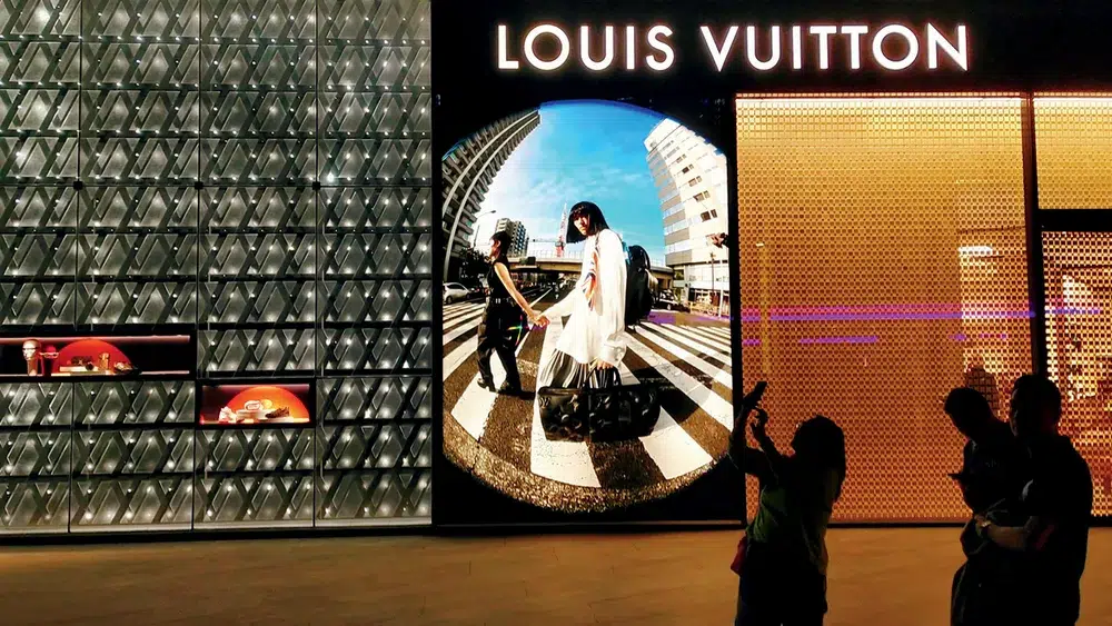 Queda nas ações do setor de luxo; mercado de luxo em 2024; economia chinesa e setor de luxo.