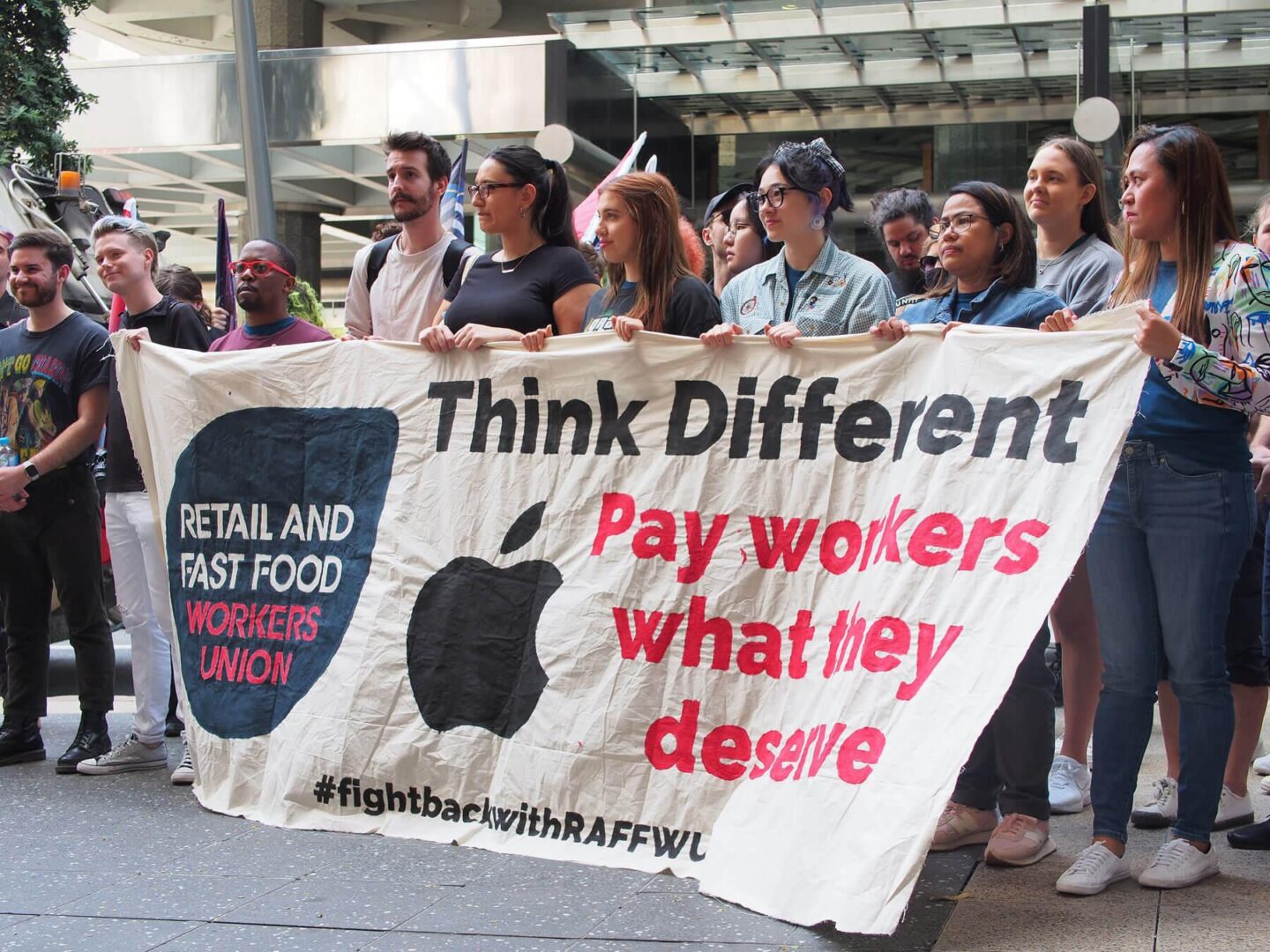 Entenda o acordo trabalhista realizado entre Apple e sindicato nos EUA. (Foto ilustrativa de uma greve da Apple na Austrália: Divulgação)