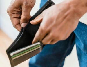 Entenda o que o cliente deve fazer diante da falência dos bancos. (Foto: Nicola Barts/Pexels)