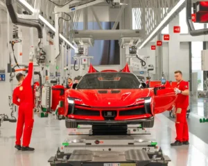 Ferrari aposta em carros elétricos para 'ambientalistas ricos'. (Foto: Maurizio Fiorino/The New York Times)