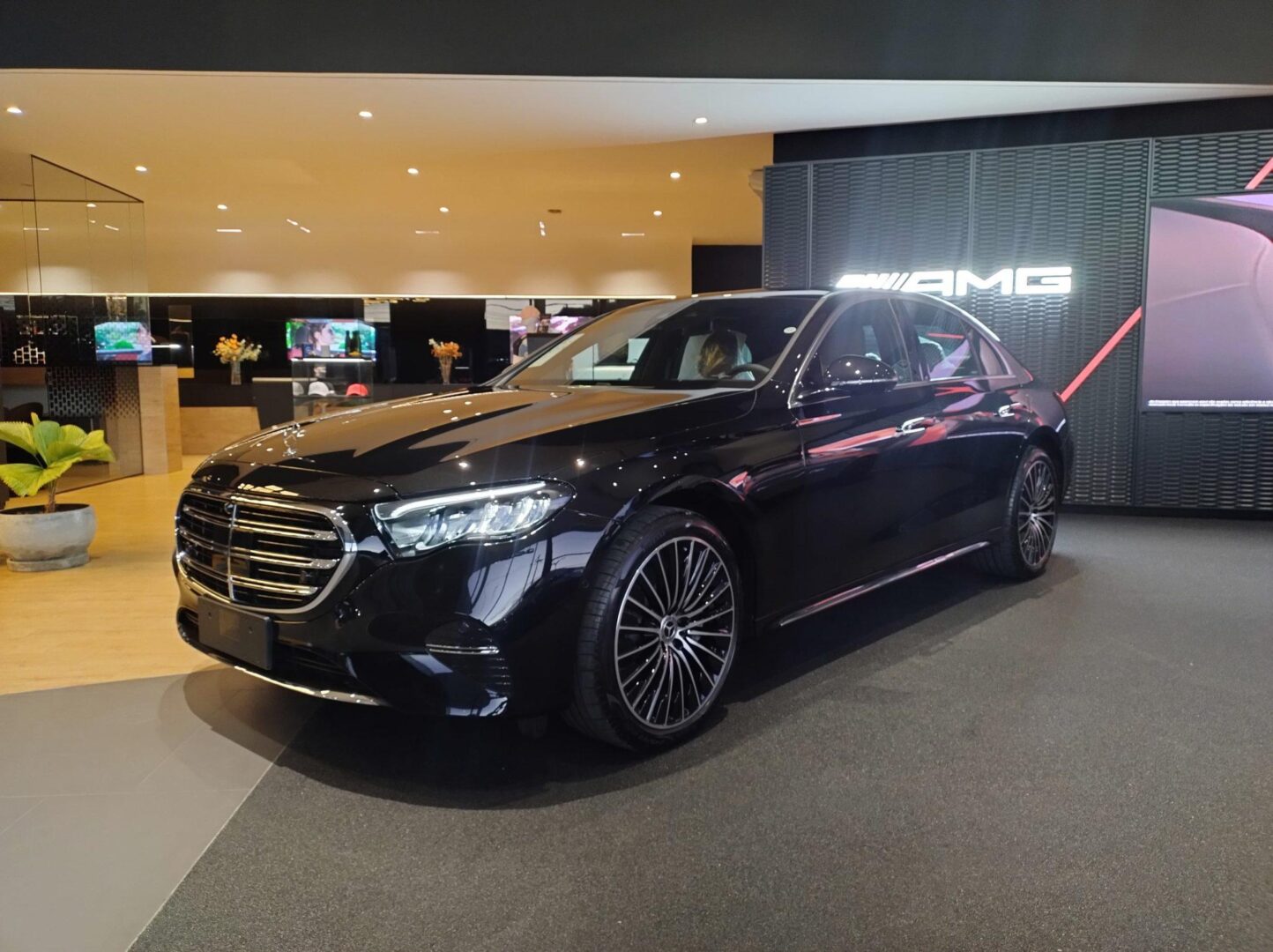 Mercedes-Benz - NewSedan