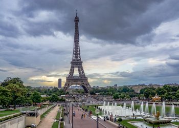 Preços de hotéis em Paris caem quase pela metade durante as Olimpíadas.