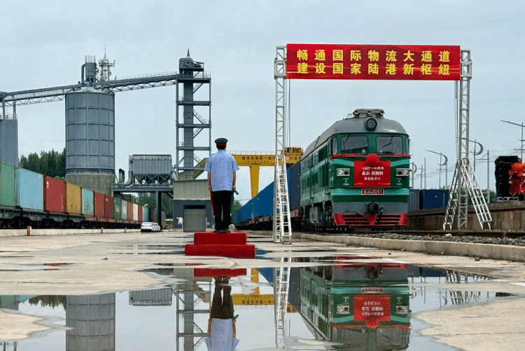 Trem de carga da China com a Europa liga Pequim à Moscou.