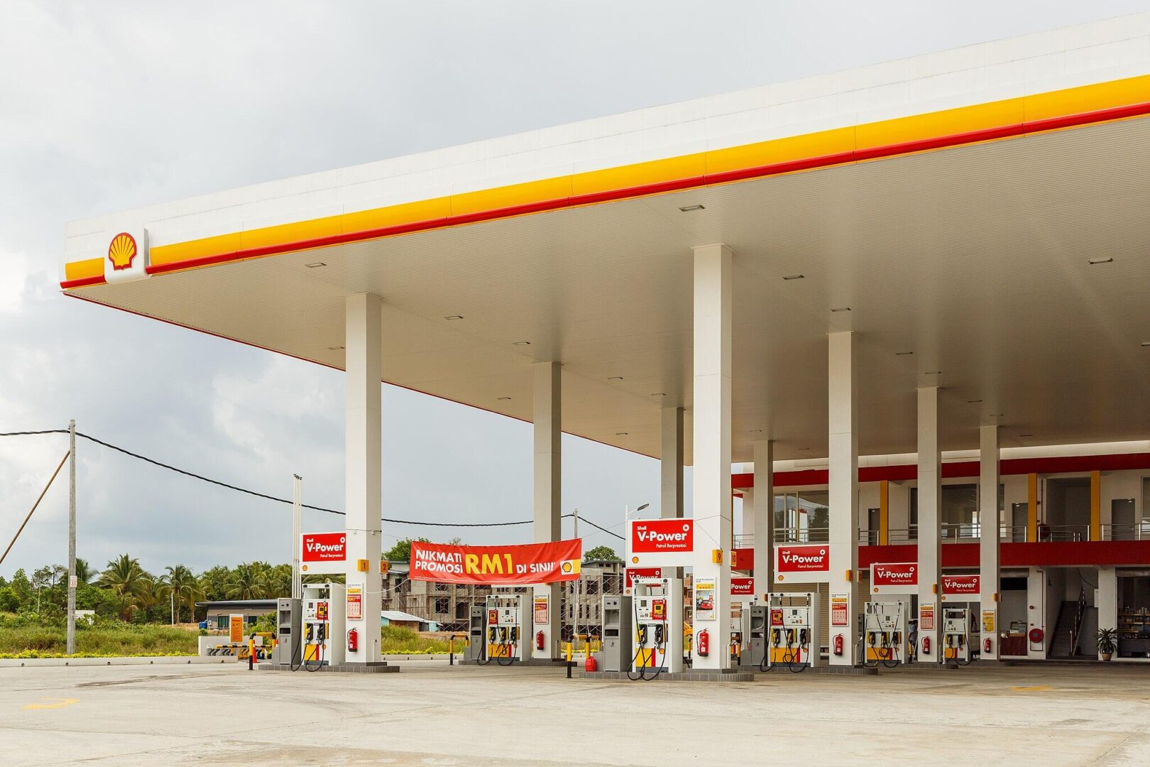 Qual o preço da gasolina hoje . Entenda impactos do reajuste. (Foto: CEphoto, Uwe Aranas/Wikimedia Commons)