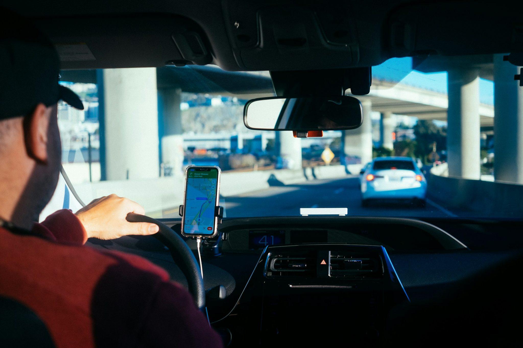Saiba quanto Motoristas de aplicativo ganham em 2024. (Foto: Paul Hanaoka/Unsplash)