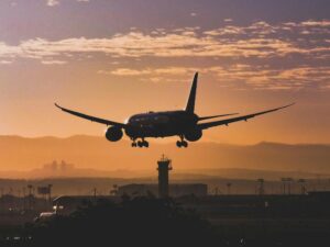 Boeing se declara culpada por acidentes fatais e paga multa bilionária.
