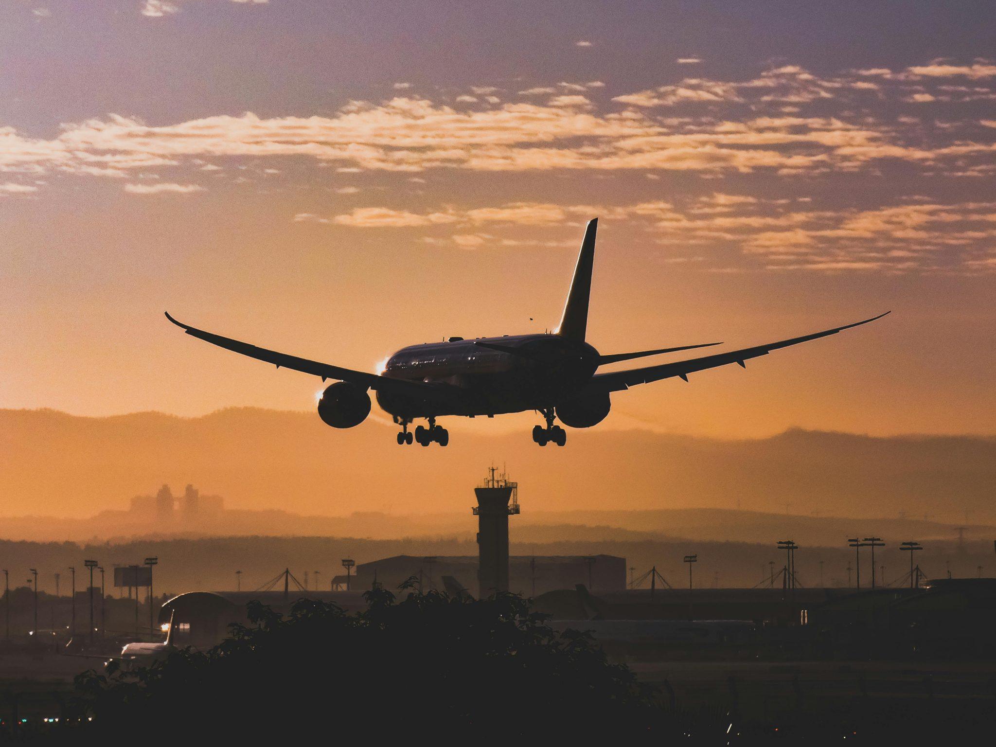 Boeing se declara culpada por acidentes fatais e paga multa bilionária.