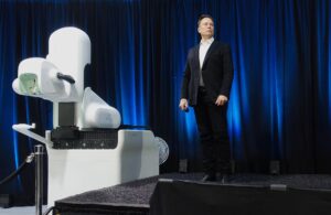 Elon Musk posa com sua iniciativa na área de neurotecnologia. (Foto: Divulgação/Wikimedia Commons).