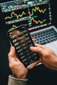 Smartphone com aplicativo para a análise das ações do Bradesco.