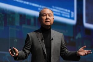 Masayoshi Son enfrenta prejuízos com a queda da bolsa do Japão. (Foto: Reprodução/Bloomberg)