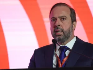 Ministro de Minas e Energia, Alexandre Silveira, celebra acordo de redução nas tarifas de energia. (Foto: Fabio Rodrigues-Pozzebom/Agência Brasil)
