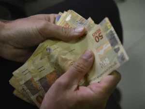 Governo anuncia bloqueio no Orçamento 2025. Saúde perde R$ 5,9 bi e PAC é afetado. Educação escapa dos cortes. Entenda os impactos.
