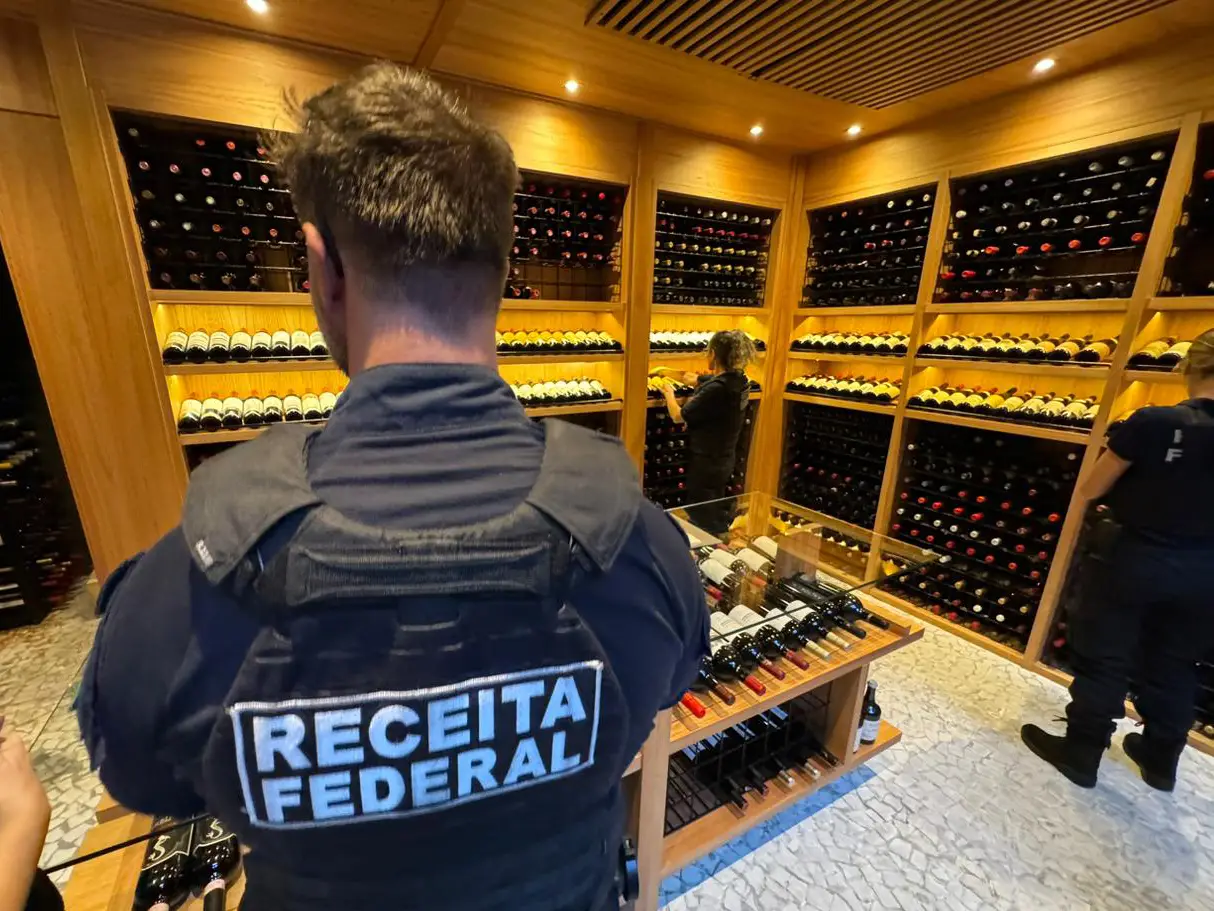 Receita apreende vinhos contrabandeados.