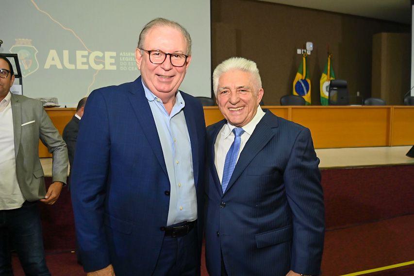 Ricardo Cavalcante participa de cerimônia na Alece em homenagem a Deusmar Queirós. (Foto: Divulgação/FIEC)