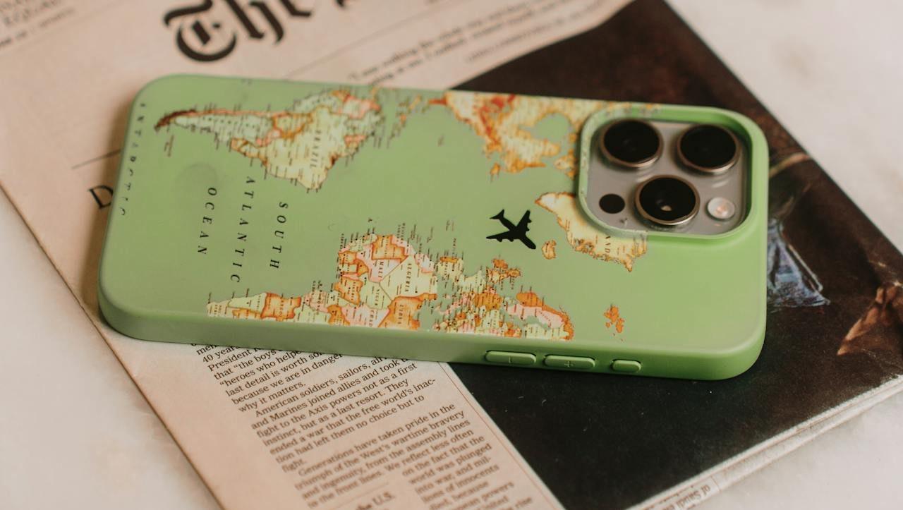 Capa de celular com mapa e avião, simbolizando viagens de verão na Europa.