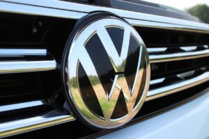 Imagem da frente de um carro da Volkswagen