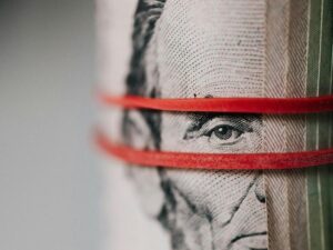 dolar-tem-alta-medo-recessao-karolina-grabowska