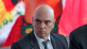 Alexandre de Moraes, do STF, nega desbloqueio do X e ressalta que faltam exigências judiciais a serem cumpridas, inclusive pagamento de multas
