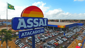 Assaí Atacadista eleva lucro em 74,2% no 1º trimestre e registra Ebitda recorde, com redução da alavancagem e expansão das vendas.
