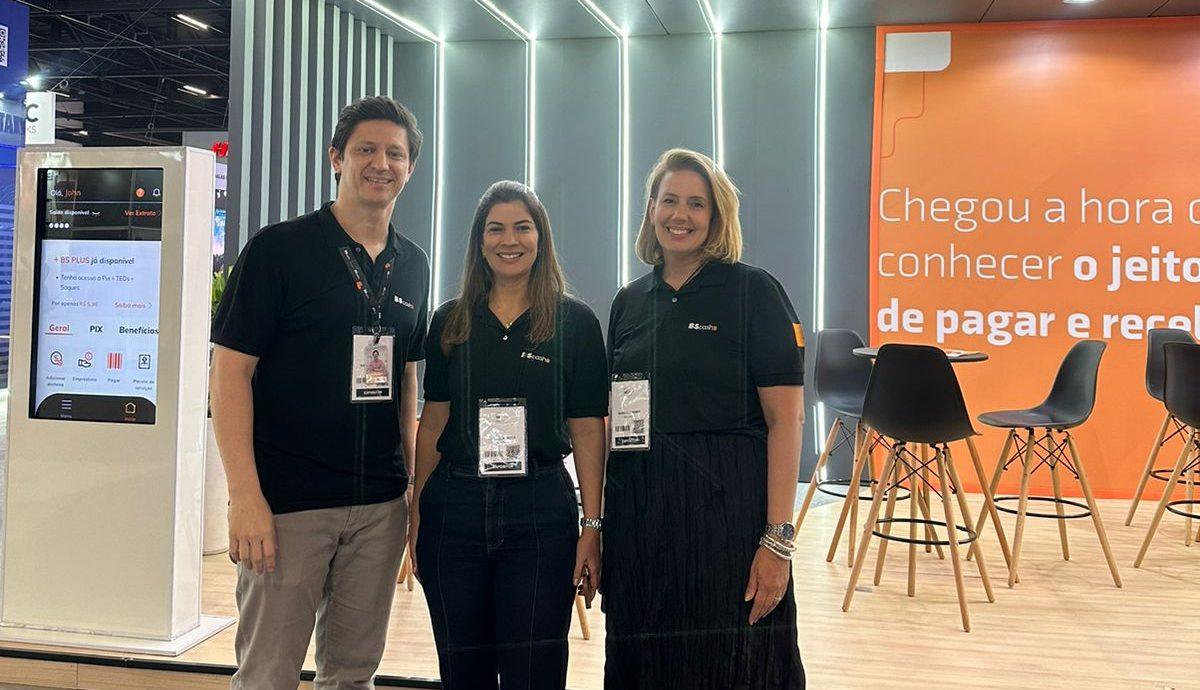 BScash apresentando soluções inovadoras no stand da empresa durante o ISC Brasil 2024.