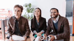 Geração Z e o dinheiro: jovens buscam equilíbrio entre consumo consciente, investimentos digitais e sustentabilidade.