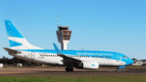 Greve na Aerolíneas Argentinas provoca cancelamento de voos e afeta milhares de passageiros.
