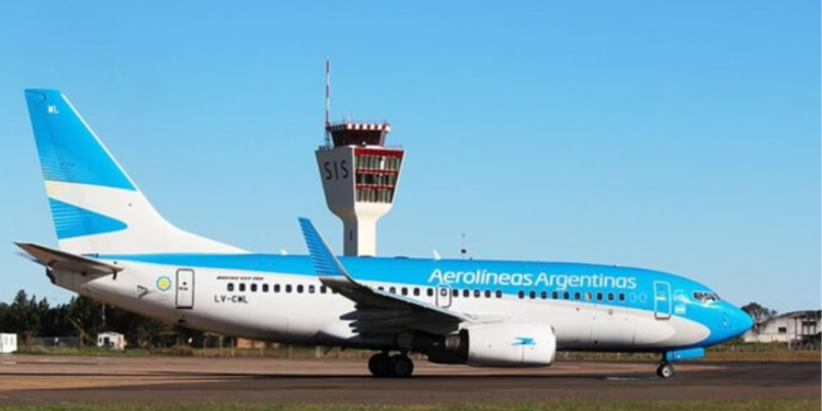 Greve na Aerolíneas Argentinas provoca cancelamento de voos e afeta milhares de passageiros.